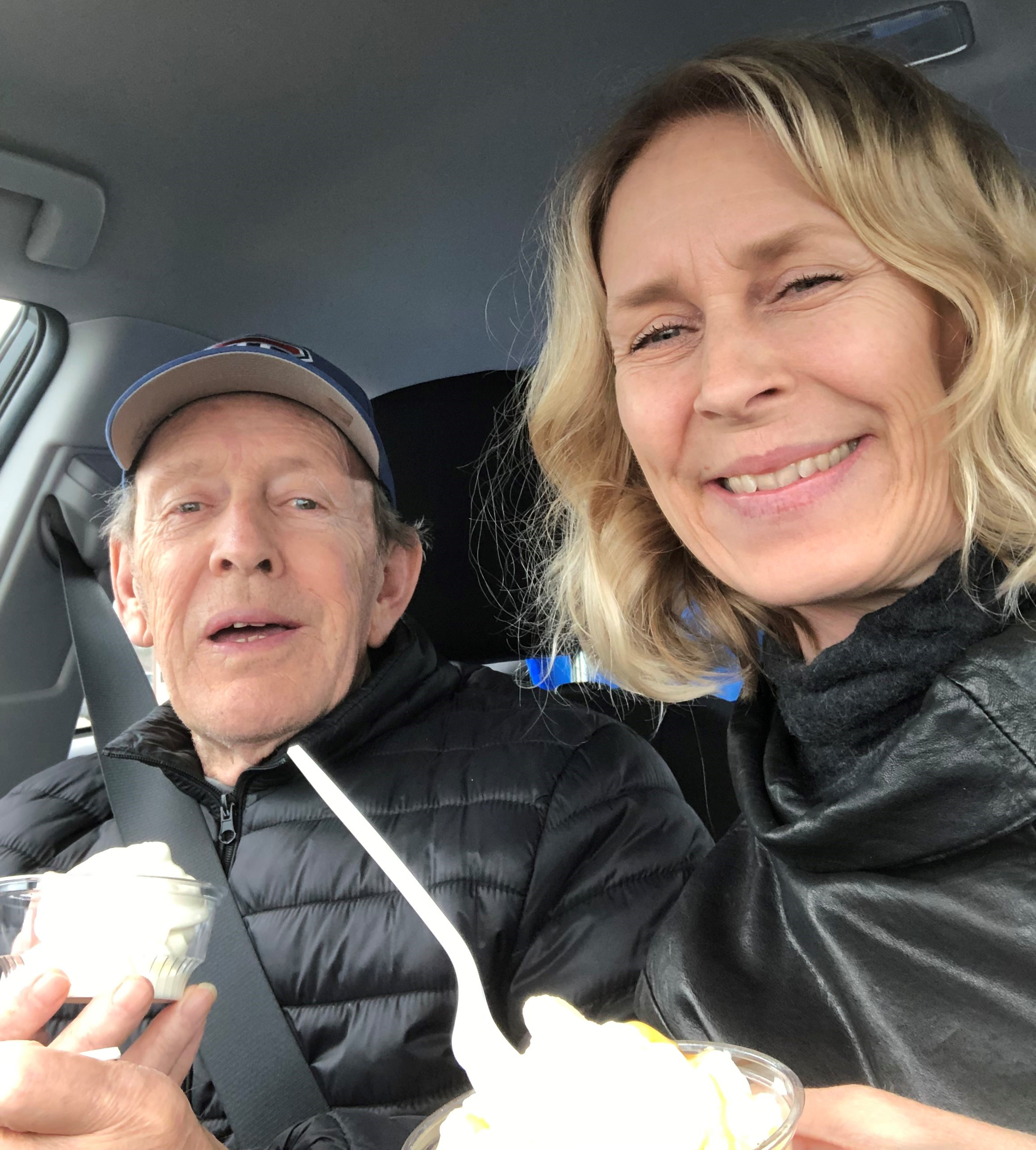Joanne, proche aidant, et son père Jean, sont dans une voiture et mangent de la crème glacée