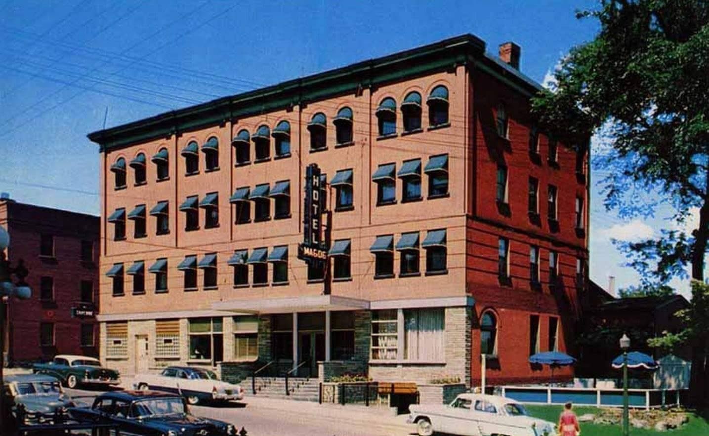 Photo (carte postale) de l'Hôtel Magog dans les années 1950