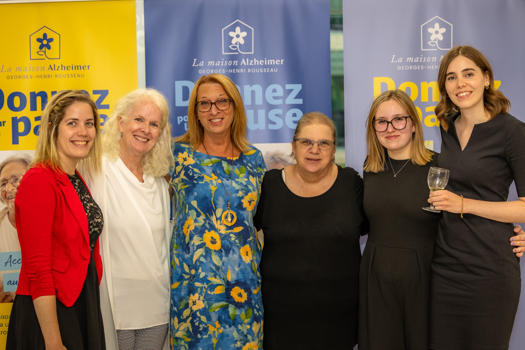 De gauche à droite : Valérie Lacroix, ancienne coordonnatrice du service de répit SAE, Claude Gauthier, ancienne intervenante SAE, Caroline Giguère, directrice générale SAE, Danielle Yergeau, ancienne intervenante SAE, Danyka Chouinard, coordonnatrice des services SAE et Léa-Maude Roy, ancienne conseillère aux communications SAE