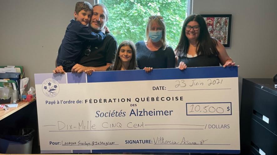 Vittoria et sa famille remettent un chèque de 10000 dollars