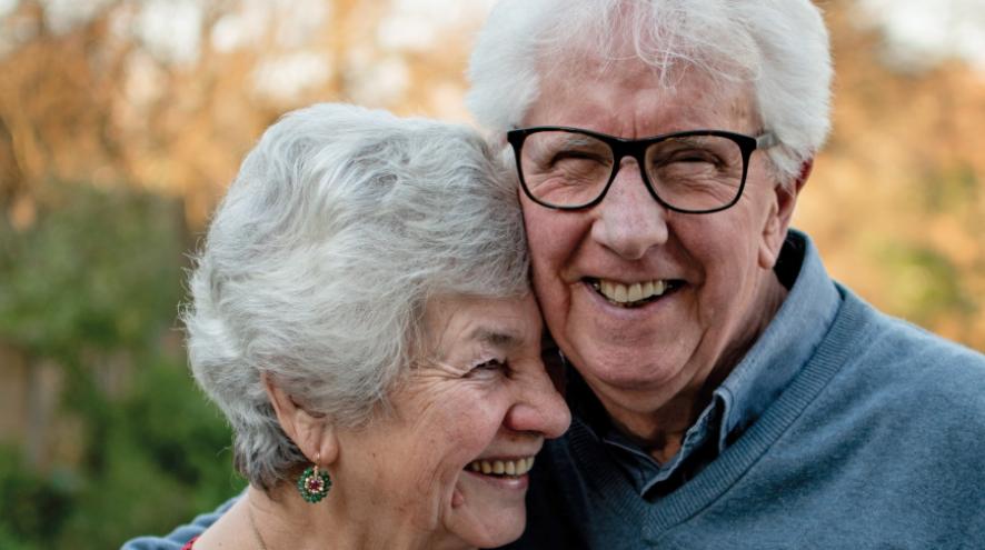 un couple de personne âgée souriant homme de face