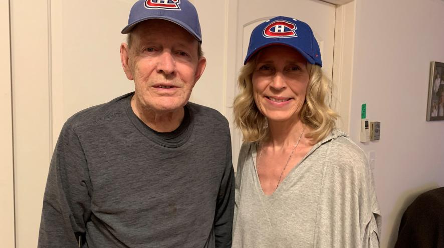 Joanne, proche aidante, et Jean, son père qui est atteint de la maladie d’Alzheimer, portent des casquettes aux couleurs des Canadiens de Montréal (équipe de hockey)