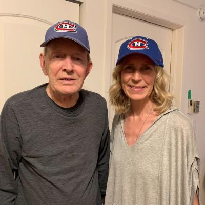 Joanne, proche aidante, et Jean, son père qui est atteint de la maladie d’Alzheimer, portent des casquettes aux couleurs des Canadiens de Montréal (équipe de hockey)
