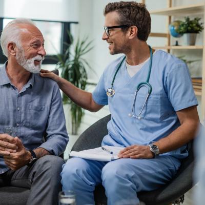 un médecin accompagne un patient