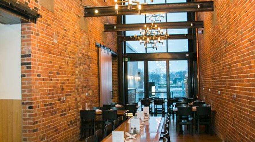 Picture of the inside of Tomasso's Restaurant in Quinte West (showing table and chairs near windows)