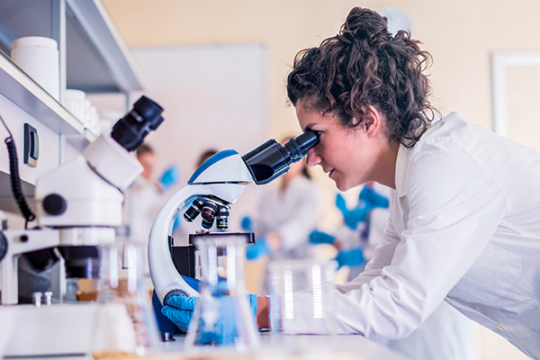 Female-scientist-in-lab